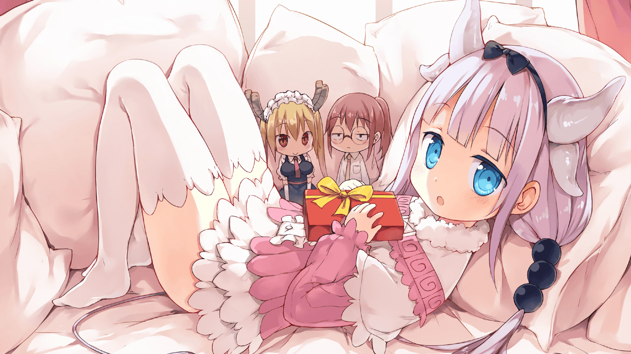 李娜主持青少年比赛颁奖仪式，青年演员李娜