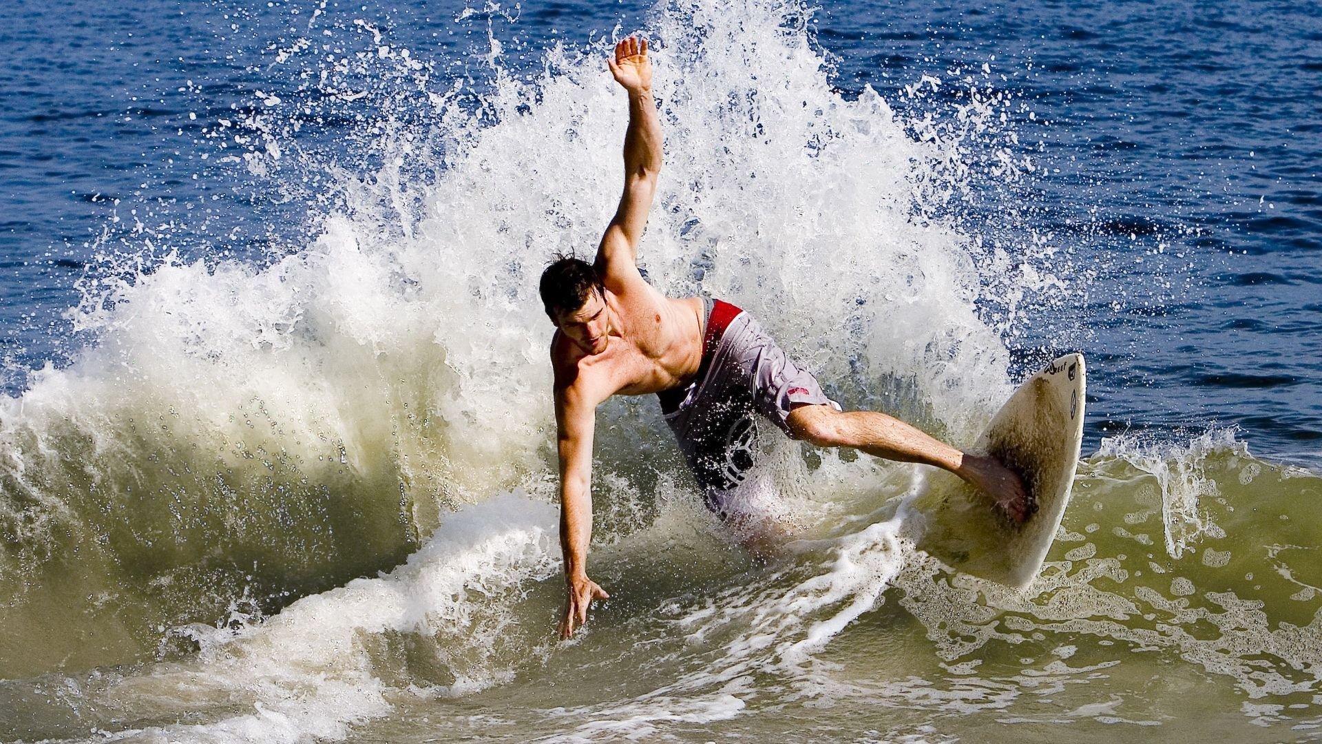 “德甲天王战不断，领跑队伍状态火热”，德甲所有队伍